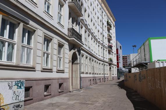 Der neue Wohnblock an der heutigen Ernst-Reuter-Allee 16-26 / Kleine Münzstraße 1-3 wurde 1956 fertiggestellt (Blick in die Kleine Münzstraße Richtung Norden).