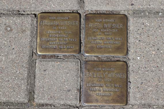 Abraham Wiesner was already placed in "protective custody" in the Buchenwald concentration camp from 3.10.1939, Frieda and Lilly had to move into a "Judenhaus" shortly before their deportation.