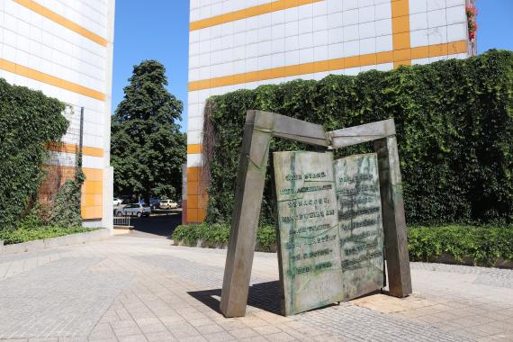Since November 9, 1988, the memorial by Josef Bzdok (born 1938) commemorates the destruction of the synagogue - and the 1,521 Jewish Nazi victims from Magdeburg.