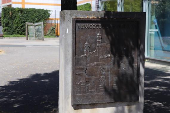 Im Rahmen ihres Projektes „Magdeburgs verschwundene Altstadtkirchen“ ließ die „Magdeburgische Gesellschaft von 1990“ auch für die Synagoge 2005 ein Bronze-Relief aufstellen.