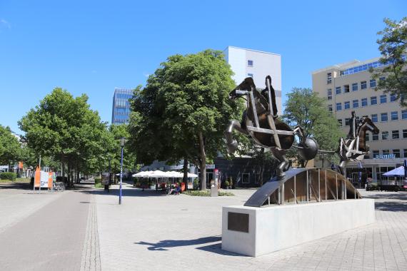 In 2002, on the 400th anniversary of Guericke's birth, a bronze sculpture by Thomas Virnich of the "Magdeburg Hemisphere Trial" was inaugurated at Ratswaageplatz.