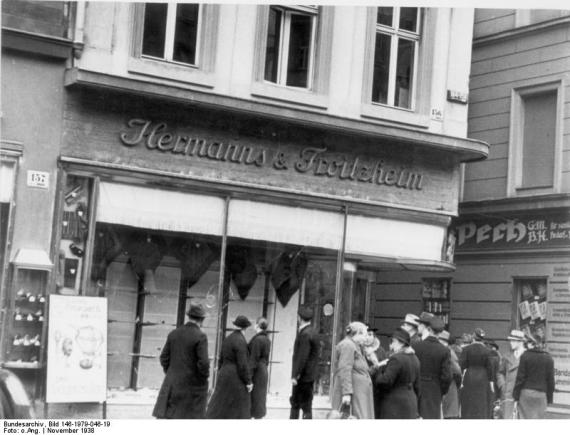 In the November pogrom of 1938, the store of the men's outfitter "Hermanns & Froitzheim" at Breite Weg 156 / corner Weinfaßstraße was also looted and destroyed.