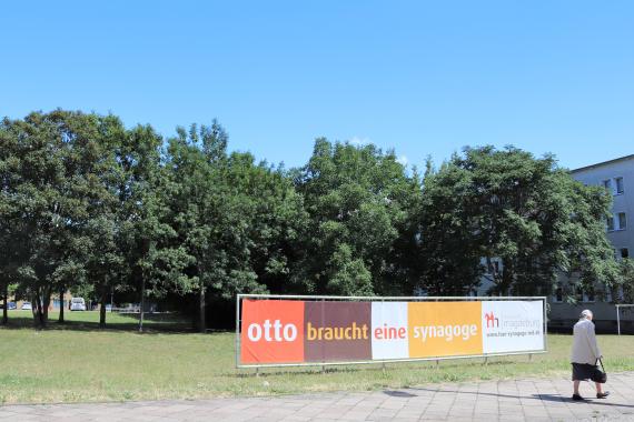 Das Banner „Otto braucht eine Synagoge“ wurde hier Ende 2015 vom Förderverein „Neue Synagoge Magdeburg“ aufgestellt.