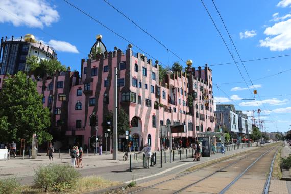 Am Breiten Weg 8-10 findet sich seit 2005 Magdeburgs „Grüne Zitadelle“, das letzte Architekturprojekt des Wiener Künstlers Hundertwasser (Blick nach Süden).