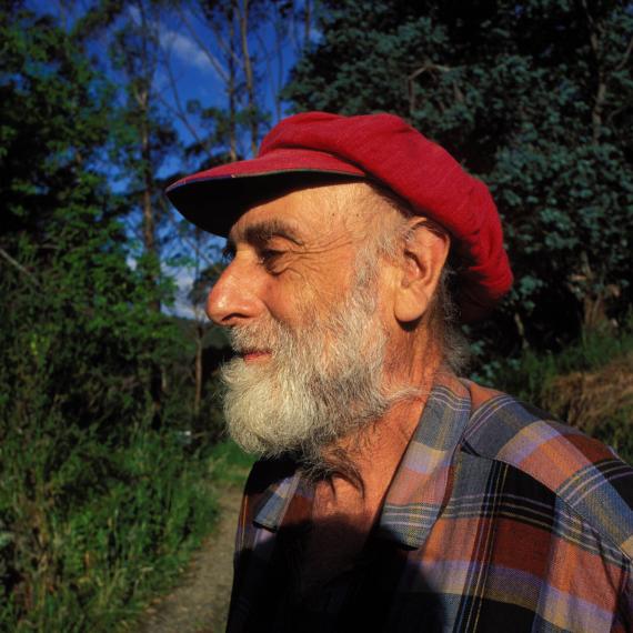 Hundertwasser in 1998 on his estate in Kaurinui (New Zealand), where he was also buried. About 70 family members, including his grandmother, were murdered in the Shoah before 1945.