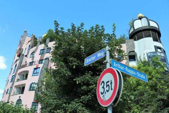 In 2002, the cross street south of the "Green Citadel" was named after the sociologist Arthur Ruppin - at the suggestion of the German-Israeli Society.