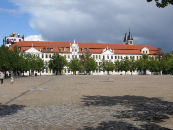 From 1879-1905, the Magdeburg Regional Court was located at Domplatz 6 (right). Rebuilt from 1953, the building is now part of the state parliament of Saxony-Anhalt.