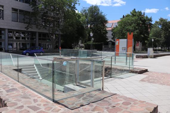 Die Ausgrabungsstätte westlich des Breiten Weges / Ecke Danzstraße ist öffentlich zugänglich (Blick nach Westen).