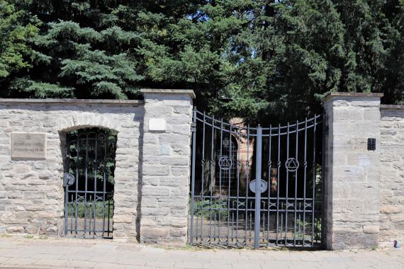 Der Eingang zum Israelitischen Friedhof befindet sich auf der Südseite, vom Fermersleber Weg her. Er ist täglich – außer an Schabbat und feiertags – geöffnet. 