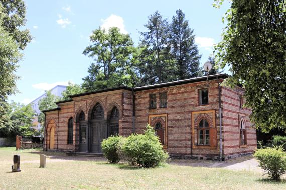 The mourning hall, built in 1864, is considered the oldest Jewish religious building in Saxony-Anhalt in the "Moorish style" (view from the north). In 1898 it was rebuilt and expanded.