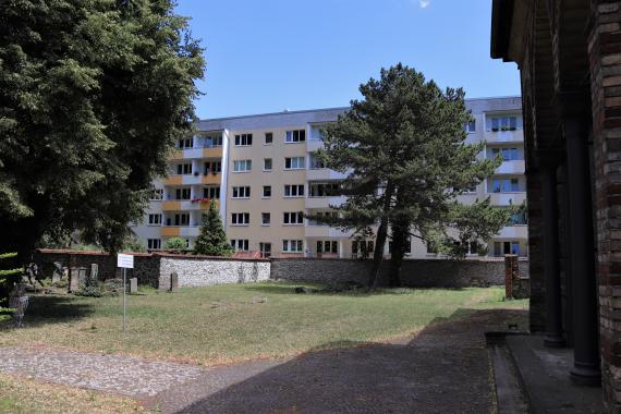 Nach den Zerstörungen im Zweiten Weltkrieg wurde das Gebiet östlich des Friedhofs neu bebaut (Blick auf die sanierten Plattenbauten entlang der Innsbrucker Straße).