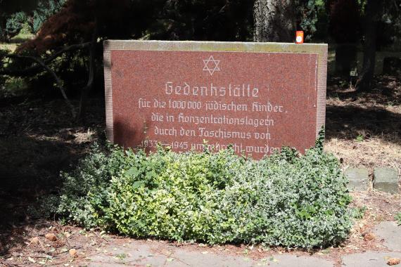 Behind the mourning hall there is a separate memorial stone for the Jewish children murdered "by fascism" - 287 of them (out of a total of 1,521 victims) from Magdeburg.