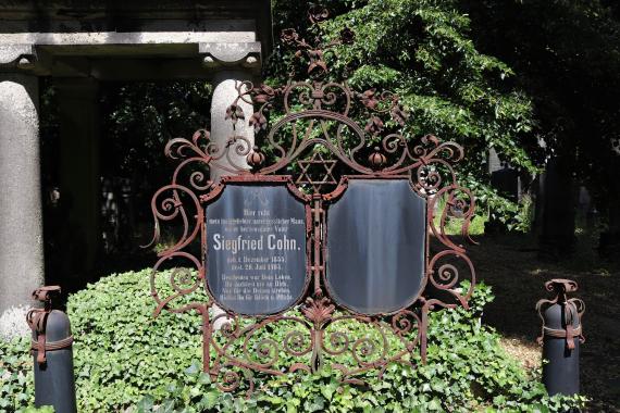 Siegfried Cohn (1855-1903) founded a well-known textile department store at Breite Weg 58-60 in 1885, and his wrought-iron grave was able - rather unusually - to survive the Nazi era.