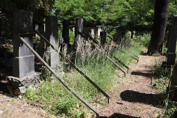 Many graves from the 19th century are in urgent need of restoration, but today - as after 1945 - the necessary funds are lacking.