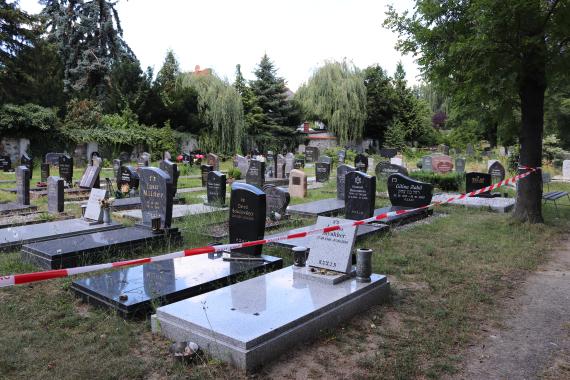 Im vorderen Bereich, auf der Westseite des Friedhofes, liegen die neueren Gräber der mehrheitlich nach 1990 aus der ehemaligen Sowjetunion eingewanderten Gemeindemitglieder (Blick nach Nordwesten).