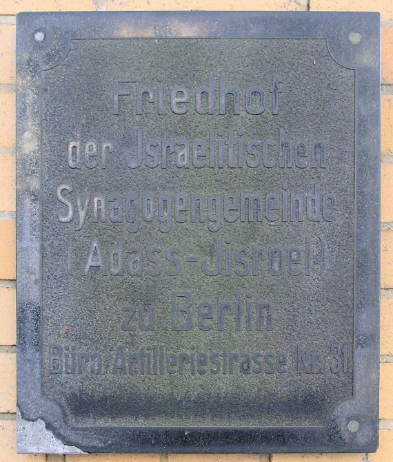 Memorial plaque with inscription: Friedhof der Jsraelitichen Synagogengemeinde (Adass-Jisroel) zu Berlin. Office Artilleriestrasse No. 31