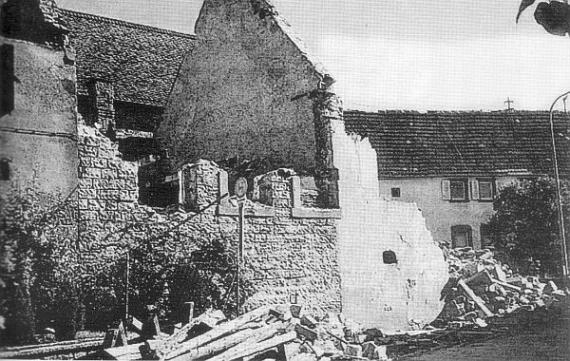 Image of a ruined building in black and white