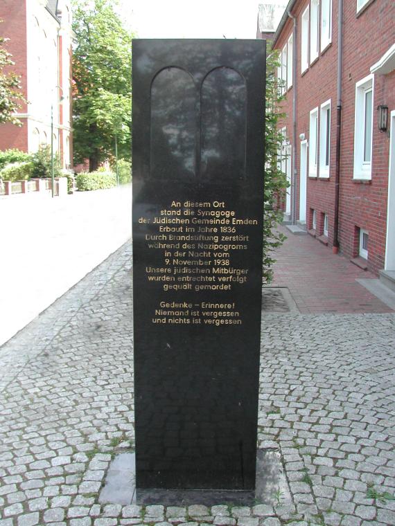 Schwarzer Gedenkstein für die niedergebrannte Synagoge in Emden mit vergoldeter Inschrift: "An diesem Ort stand die Synagoge der Jüdischen Gemeinde Emden. Erbaut im Jahre 1836. Durch Brandstiftung zerstört während des Nazipogroms in der Nacht vom 9. November 1938. Unsere jüdischen Mitbürger wurden entrechtet verfolgt, gequält, gemordet. Gedenke - Erinnere! Niemand ist vergessen und nichts ist vergessen."