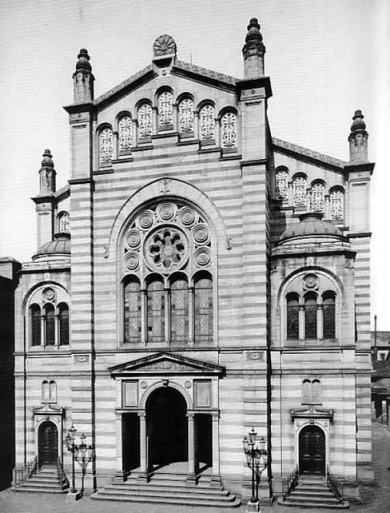 Großes Gebäude mit kleinen Türmchen, gestreifte Fassade