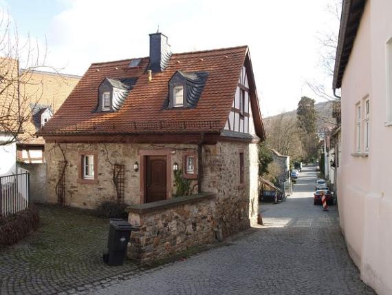 The building in an excellently restored condition in spring 2010 with information board: Haus Gerichtsstrasse 15. In this house, built on the site of the guardhouse of the former lower gate of the town of Königstein, there was a ritual immersion bath (mikveh) of the Jewish community of Königstein from 1837 to 1901, which was made visible again during the restoration of the house. (text end)