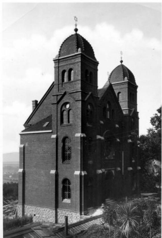 Black and white picture of the new synagogue, a two-tower brick building with a high, bright interior.