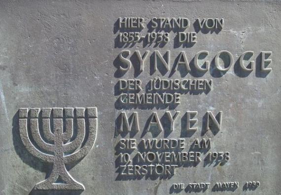 Gedenktafel mit Inschrift: "Hier stand von 1855-1938 die Synagoge der jüdischen Gemeinde Mayen. Sie wurde am 10. Novembr 1938 zerstört. Die Stadt Mayen 1980"