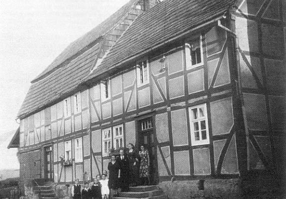 Black and white photograph of the half-timbered house on Bruchweg before the former prayer hall was converted into a residential building