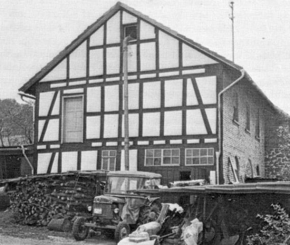 Black-and-white photograph of the former synagogue building from the west or northwest; the entrance to the women's gallery can be seen, which is from the attached and long since demolished former Jewish community center.