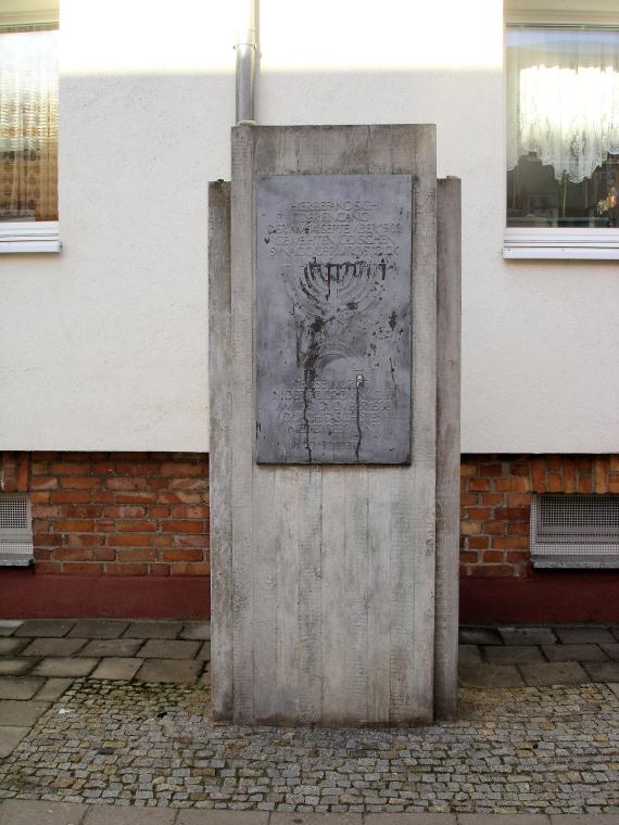 Memorial stone at the site of the synagogue in Augustenstraße with inscription in memory of the former synagogue