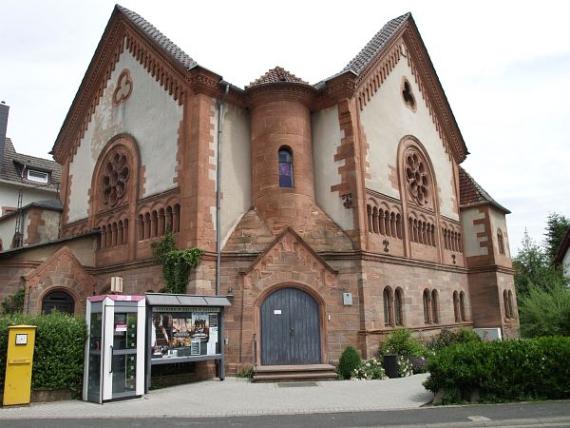 The former synagogue from different sides; in the center view of the entrance