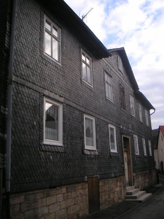 Farbbild der alten Synagoge, die mittlerweile als Wohnhaus benutzt wird.