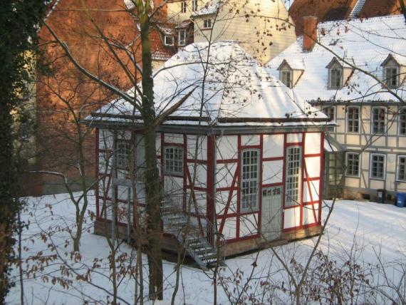 Blick auf ein kleines Fachwerkhaus im Schnee