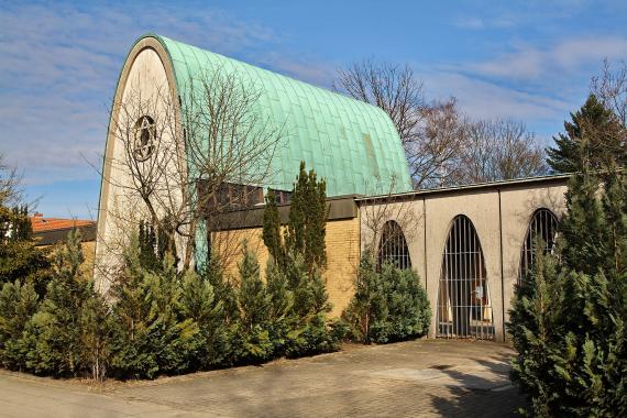 Eingang zum Friedhof mit der neuen Trauerhalle