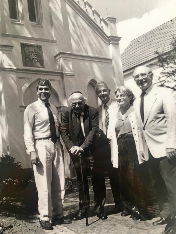 Leo Trepp in front of the new synagogue in Oldenburg