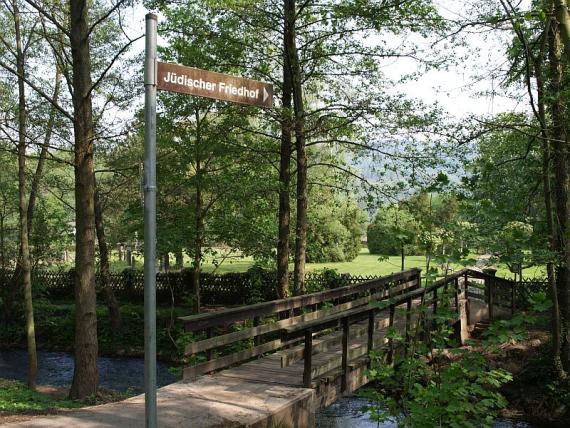 Brücke zum Friedhof und Schild „Jüdischer Friedhof"