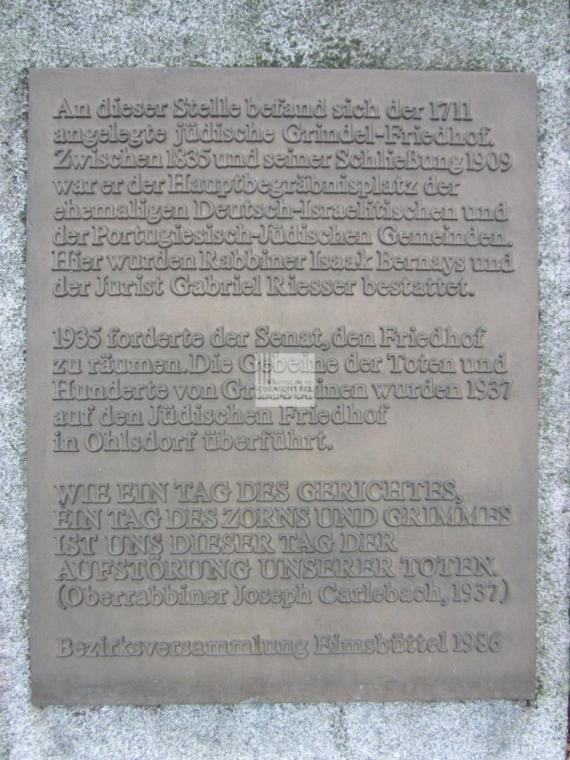 Gedenktafel auf dem Grindelfriedhof in Hamburg mit Inschrift: "An dieser Stelle befand sich der 1711 angelegte jüdischer Grindel-Friedhof. Zwischen 1835 und seiner Schließung 1909 war er der Hauptbegräbnisplatz der ehemaligen Deutsch-Israelitischen und der Portugiesisch-Jüdischen Gemeinden. Hier wurden Rabbiner Isaak Bernays und der Jurist Gabriel Riesser bestattet."