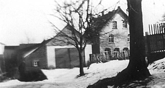 Black and white photo, next to the synagogue a tall building