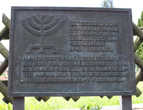 Memorial plaque of the synagogue. Text: The synagogue of the Jewish community of Lauterbach stood here from 1908 to 1938. On November 10, 1938, it was set on fire by National Socialists and burned out completely - a beacon of the criminal persecution of Jews