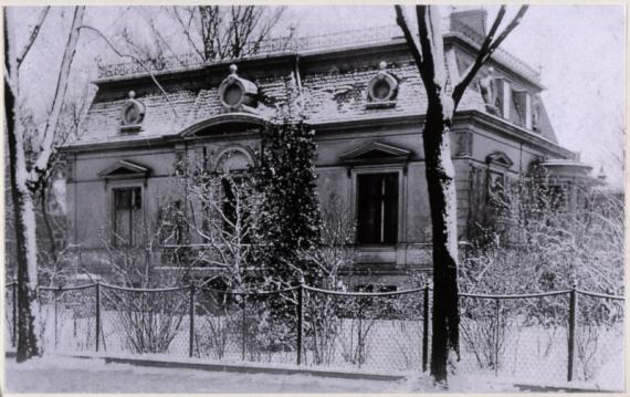 Black and white photo: photo of the villa in winter, covered with snow