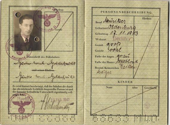 Passport of Günther Goldschmidt with photo and identifying marks