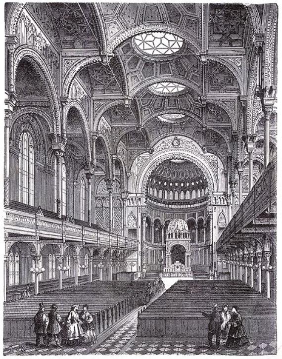 Innenraumansicht einer großen Synagoge. Schwarz-Weiß Bild.