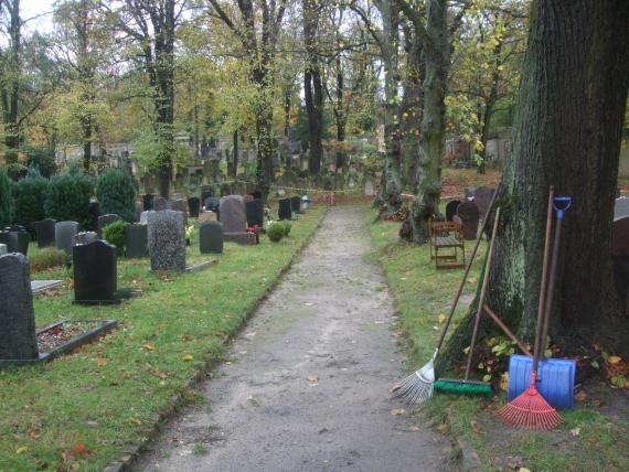 The way to the "historical" part of the Jewish Cemetery