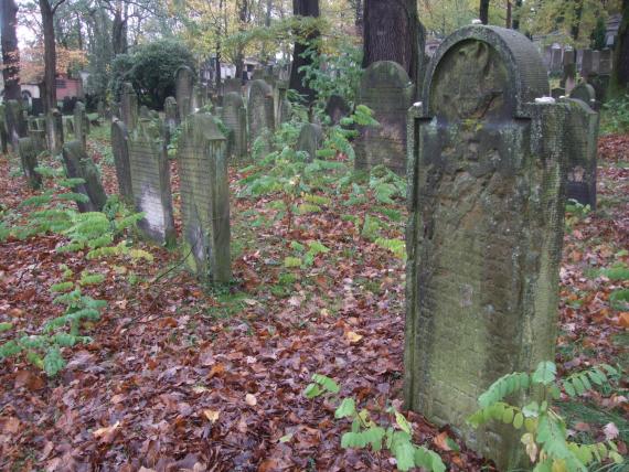 The oldest, still exclusively Hebrew gravestones