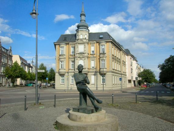Das Kurt-Weill-Denkmal (1995-97) am Lidice-Platz
