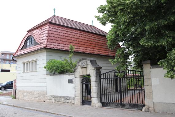 Die alte Wagenremise dient heute als Trauerhalle