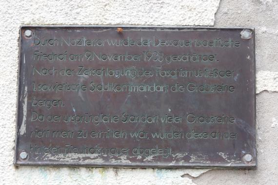 Hinweistafel am linken Eingang 