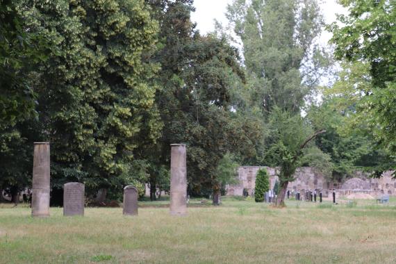 Stelen markieren die Position der alten Trauerhalle 