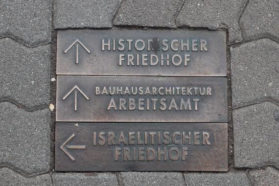 Information board: The cemetery as a station of the Dessau culture trail