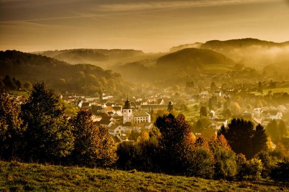 Reichenbach with rock sea school. In the wooded hilltop in the right half of the picture is the climbing rock "Hohenstein".
