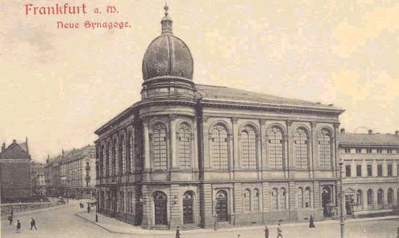 Ansichtskarte der Börneplatzsynagoge. Zwei stöckiges bürgerliches Gebäude mit Kuppel. Oben mit roten Lettern: Frankfurt a.M. neue Synagoge